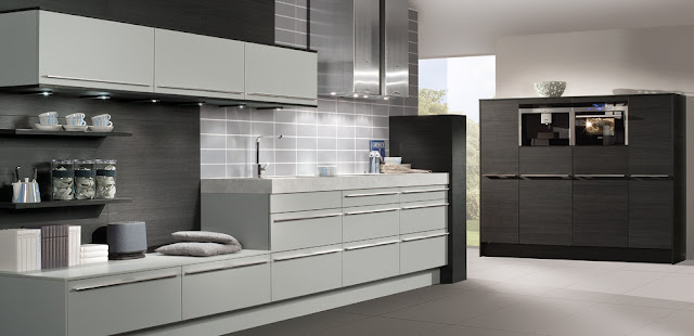 cocina-blanca-y-madera-con-pared-clara