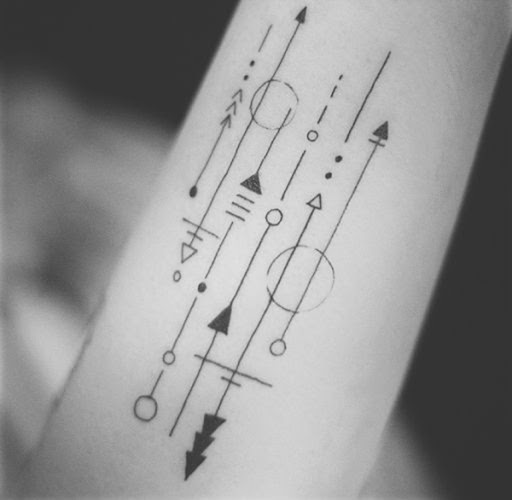Este preto e cinza tatuagem, retratado em o utente antebraços, incorpora linhas, triângulos e círculos em tatuagem para criar uma diversidade singular de imagem.
