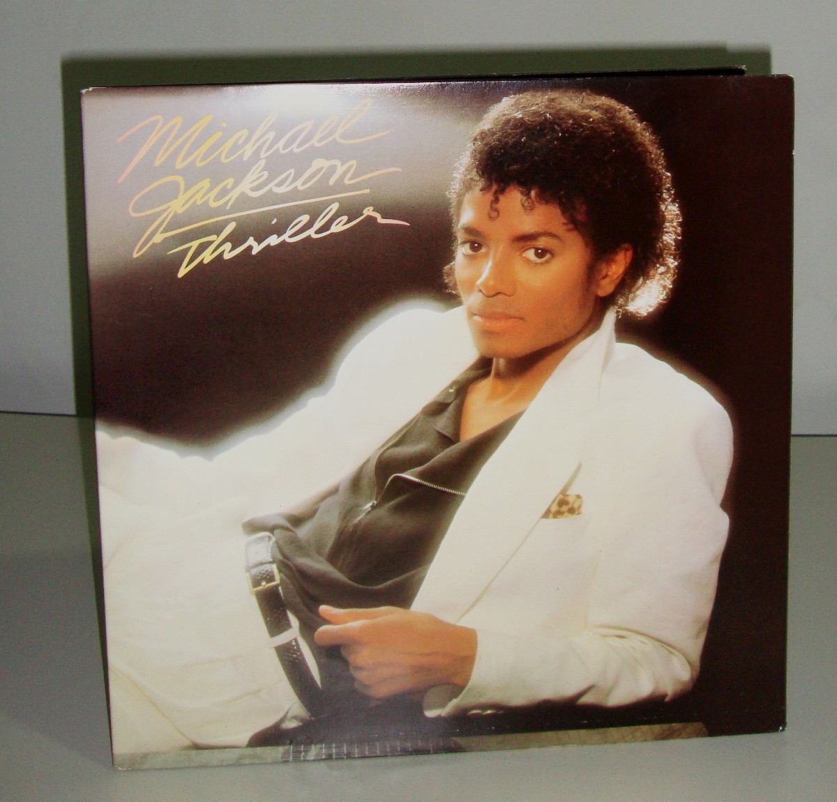 http://3.bp.blogspot.com/-g2kOi9PEcH0/ULi1oKUxQfI/AAAAAAAAHnU/oOqPPHuH_dU/s1600/lp-michael-jackson-thriller-1982-importado-frete-gratis_MLB-F-2892528509_072012.jpg