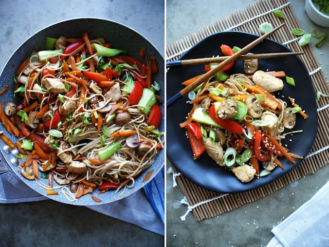 Lo Mein Nudelpfanne mit Gemüse und Hähnchen