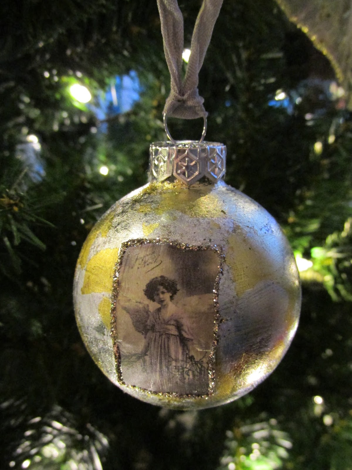 Vintage Follie: 12 Days of Christmas Day 3: Vintage Bauble