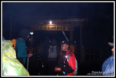 di Chekc Point Kawah Ijen Mengejar Blue Fire Di Kawah Ijen, Surabaya