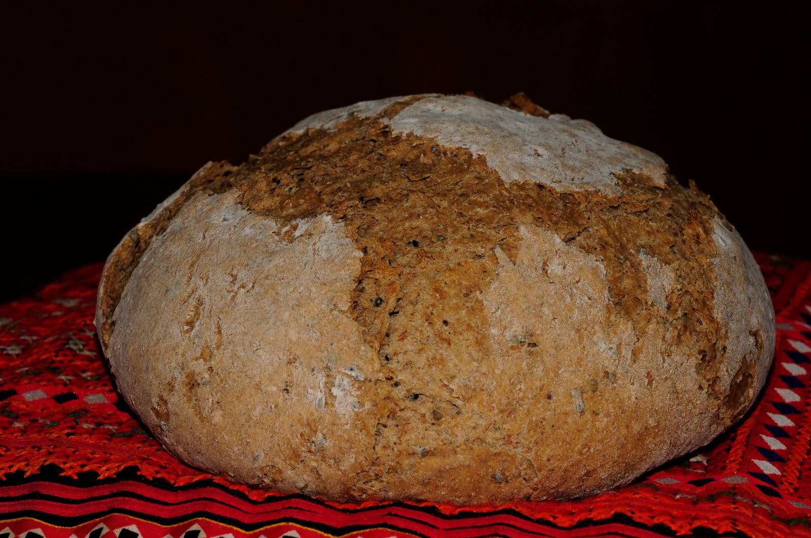 свежеиспеченный хлеб. хлеб бездрожжевой хлебодар. хлеб пшеничный деревенский подовый. хлеб февраль. красивый хлеб.