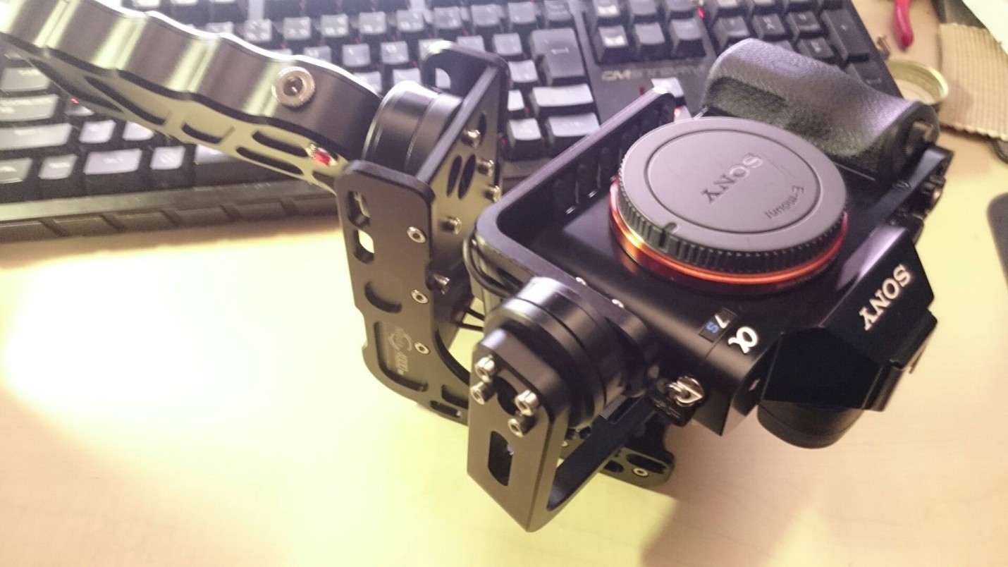 単体で写真を撮影できるカメラを11月に発売