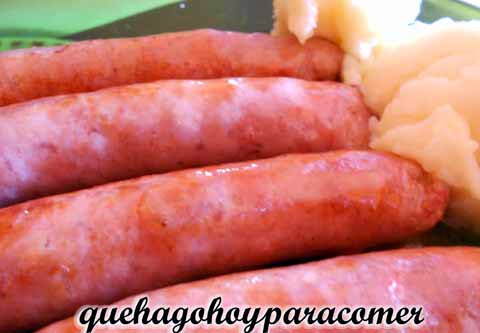Salchichas frescas al vino blanco
