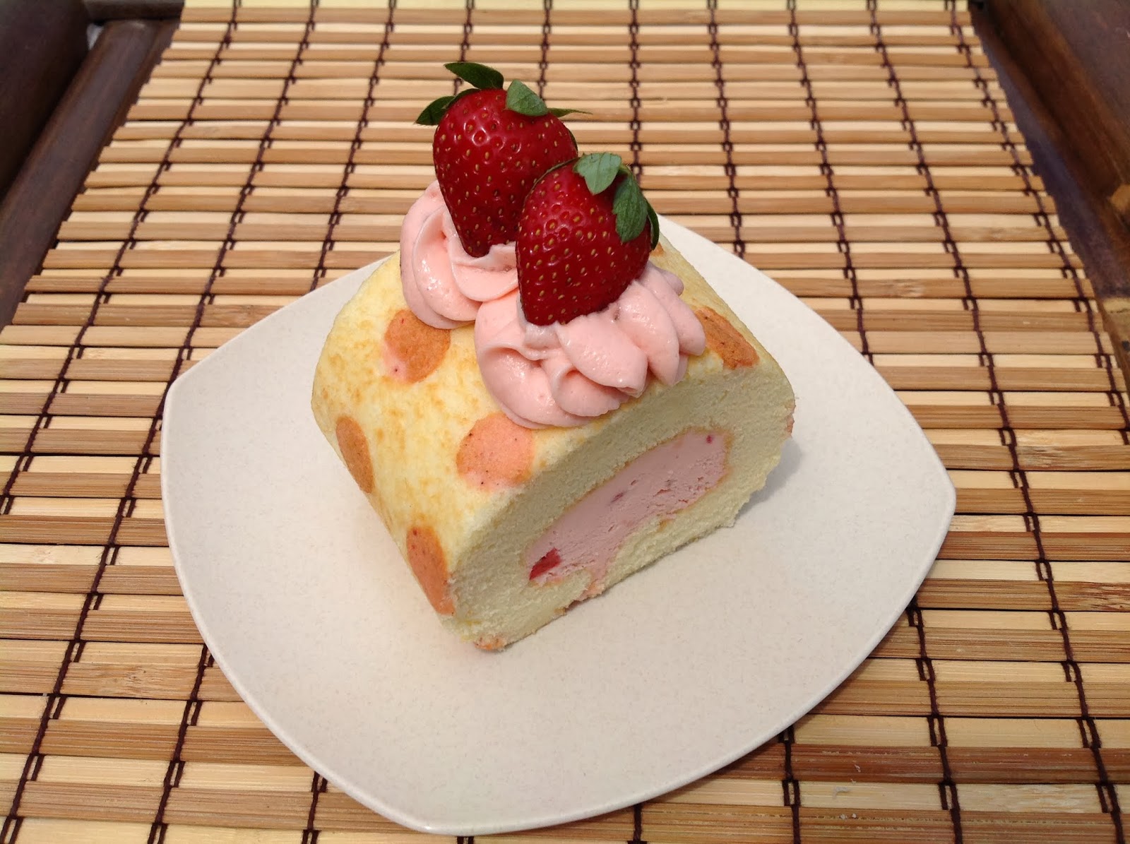 Journal Ibu Hanif: Japanese Roll Cake: menggunakan pewarna 