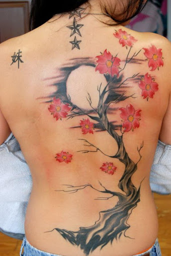 A flor de cerejeira tatuagem nas costas com a lua cheia ao fundo. A flor de cereja árvore é visto de pé alto com as flores florescendo fora de seus ramos, como tudo o que é emoldurado pelo céu da meia-noite e a brilhante lua cheia. (Foto: Fontes de imagem)