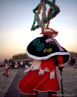 La Virgen de Guadalupe. Danzantes de Santiago La "S" olmeca decora la capa de un danzante. Danzantes de Santiago de Monteblanco, VeracruzPueblos Antiguos. Antropología, arqueología, historia, mitología y tradiciones del mundo. Foto: www.chicosanchez.com