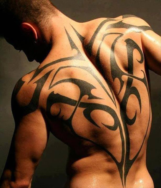 Tatuaje tribal masculino en la espalda
