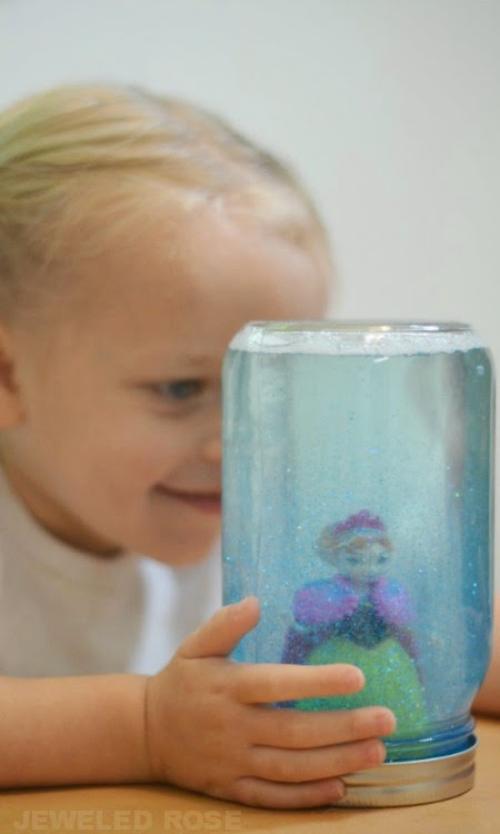 Frozen Mind Jars- easy to make and great for soothing kids and calming them down.  Great for time out time, too!