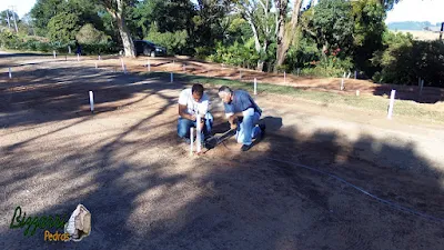 Bizzarri, da Bizzarri Pedras na parte da manhã, fazendo a marcação da rua onde vamos fazer as guias de pedra com o piso com pedrisco do rio na sede da fazenda em Atibaia-SP.