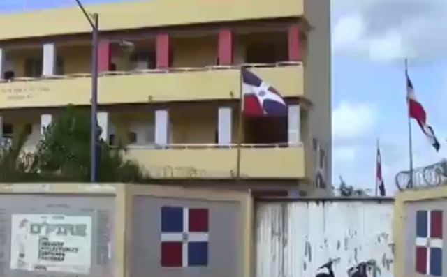 Video: 'Demonios' controlan escuela en Hato Mayor; hasta un cura salió 'juyendo' escuela