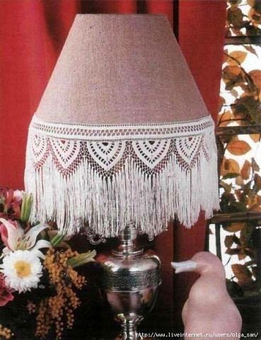 Lámpara con pantalla decorada con puntilla al crochet