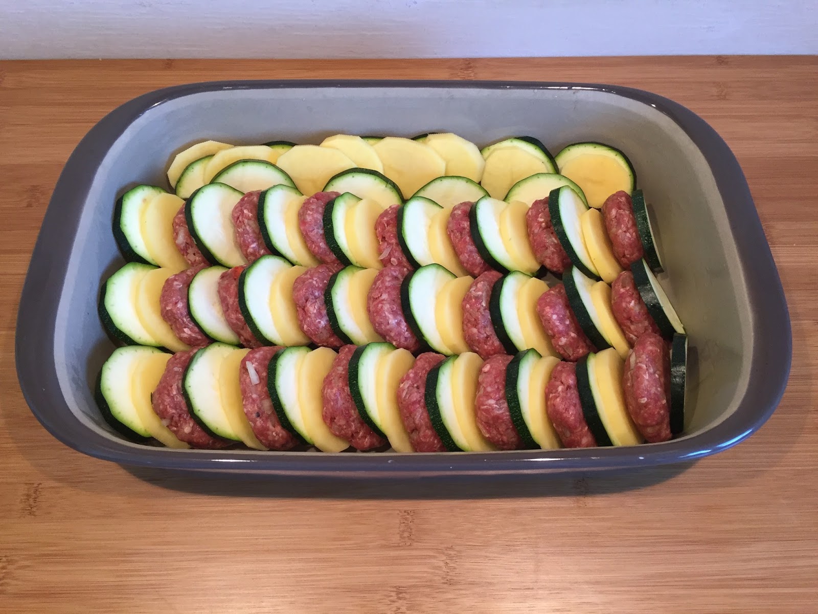 Kebab aus dem Ofen mit Zucchini, Kartoffeln und Hackbällchen