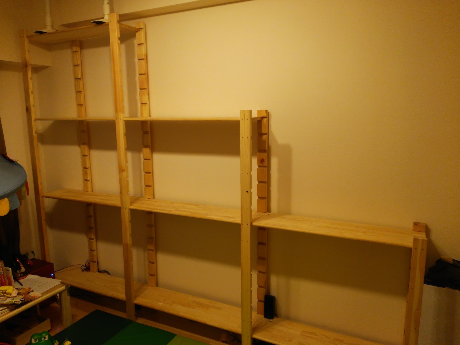 【DIY】ラック支柱を使って子供部屋に安くおしゃれなフリーラックを作った、棚板自在で片付けを楽しく！ まぐたの日記