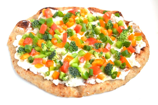 This Veggie Artichoke Flatbread makes the perfect appetizer with tons of flavor, nutritious vegetables and a creamy jalapeno artichoke sauce! www.nutritionistreviews.com