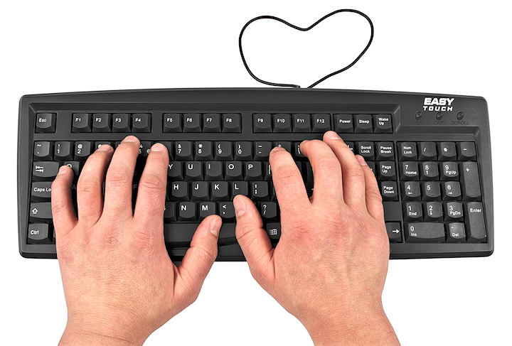 Internet łączy ludzi - dłonie na czarnej klawiaturze i kabelek w kształcie serca