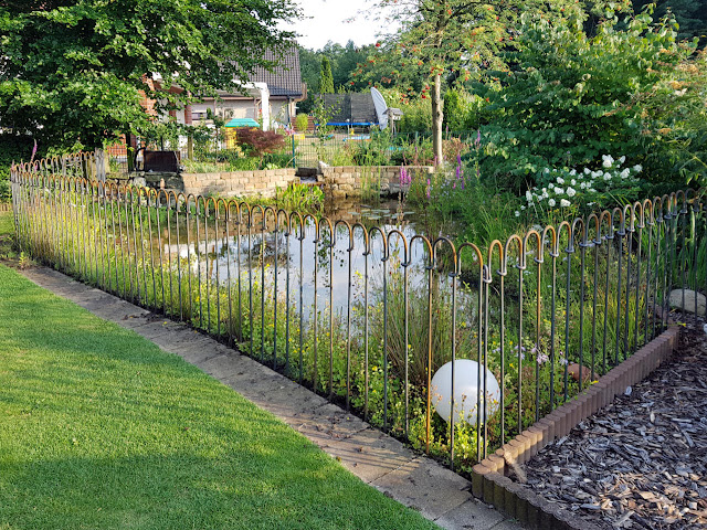 Teich und Steckzäune von www.melabel.be Zaun mit guter Durchsicht auf