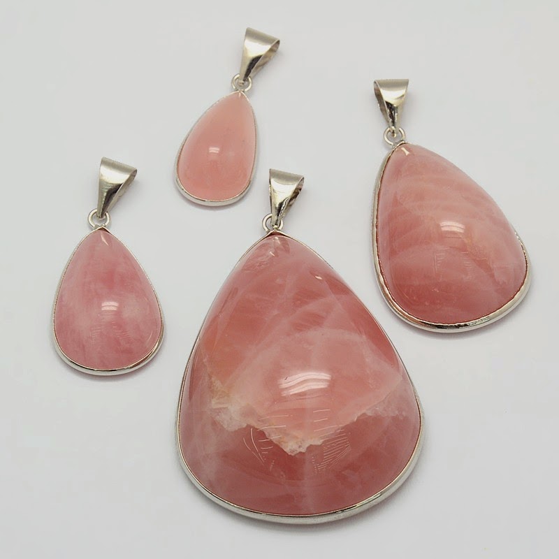 Розовый ювелирный камень название. Розовый полудрагоценный камень. Розовый непрозрачный камень. Натуральные камни розового цвета. Камни натуральные в розовых оттенках.