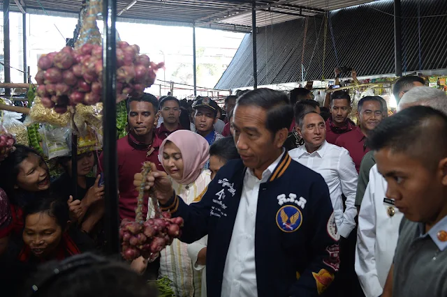 Gubernur  Dampingi  Presiden Jokowi Tinjau Pasar Balige