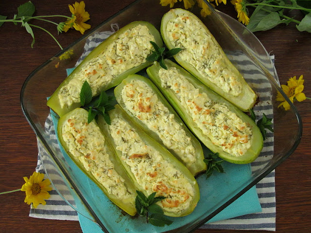 Запеченные кабачки фаршированные сыром (Fırında Peynirli Kabak Sandal)