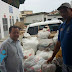 Prefeito Ney do Banco e Ailton de Lagoa das Flores, fazem a entrega de alimentos no Hospital Aristides Maltez em Salvador.