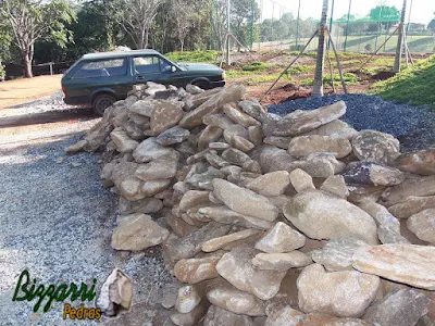 Pedra moledo para escada de pedra com cantos tipo faceada.