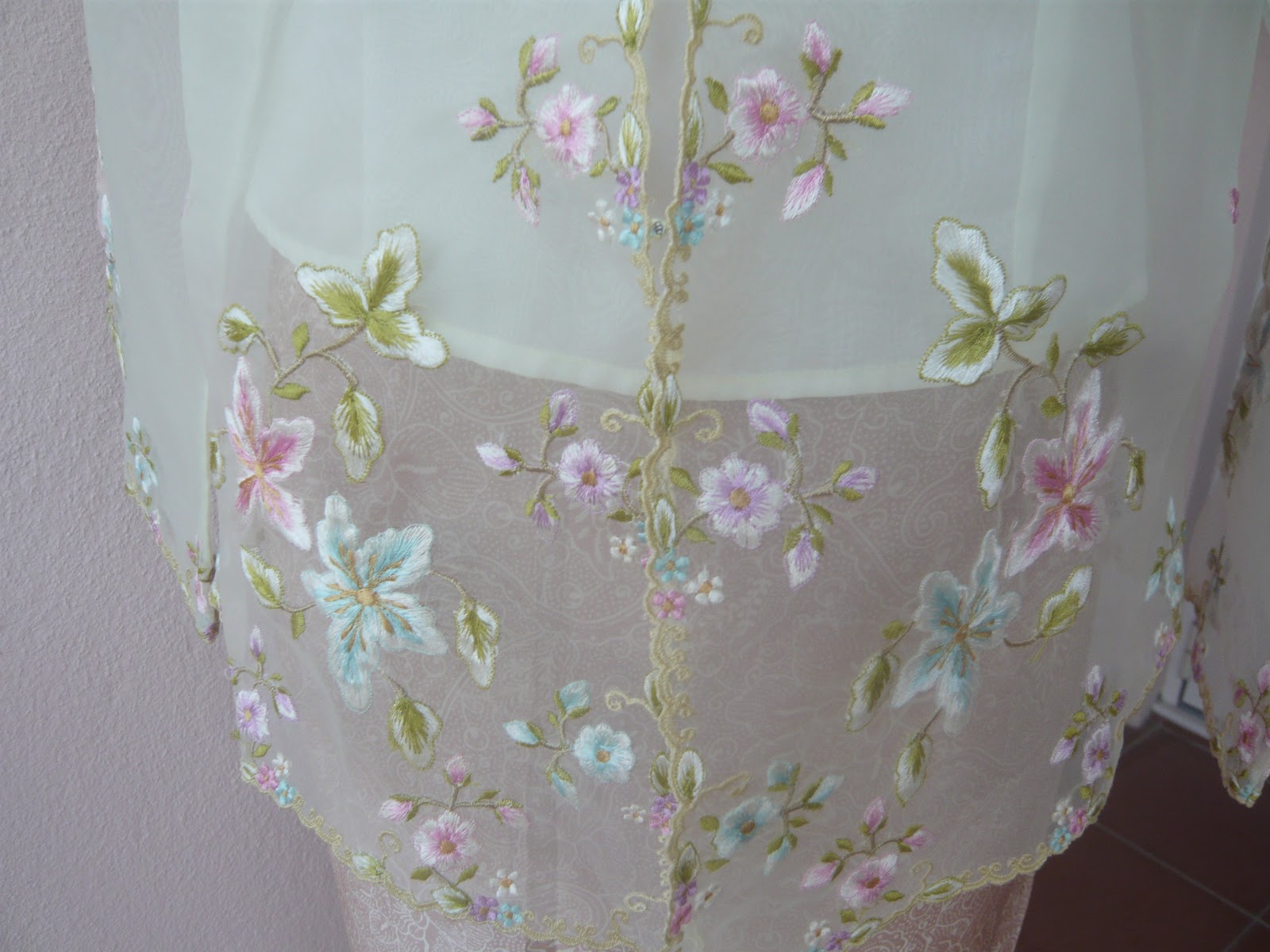 kebaya pernikahan warna pastel