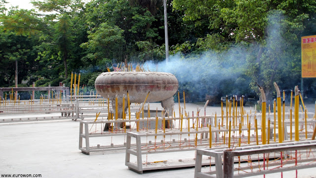 Incienso quemándose en el templo Po Lin