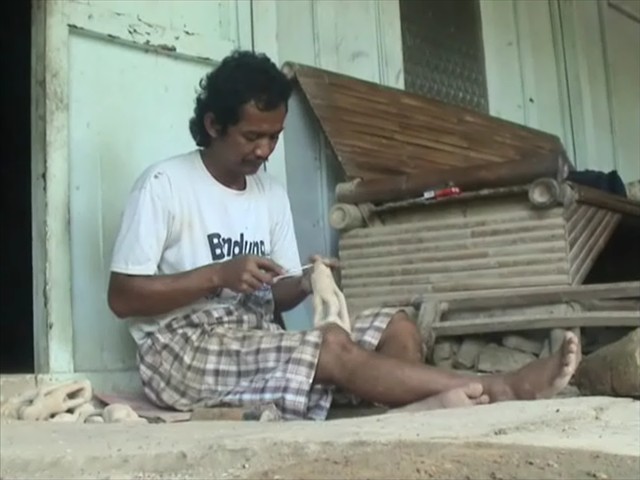 Kerajinan Ukir Manusia Purba dari Batu di Sragen