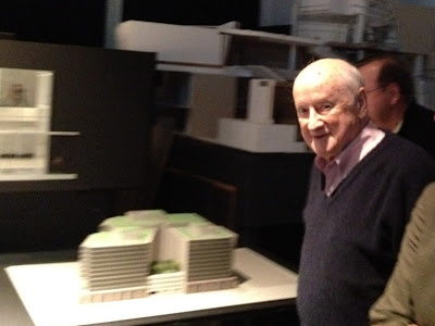 Kevin Roche among his models