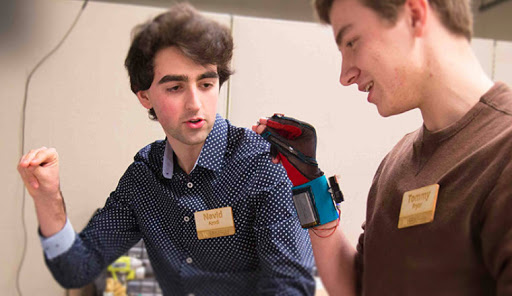 SignAloud：兩位華盛頓大學學生開發的手語翻譯手套