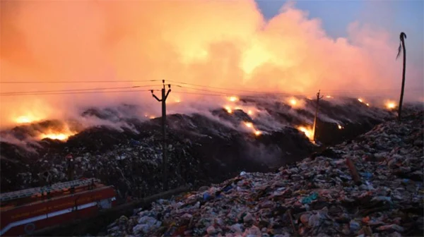 Fire brokre out in kochi brahmapuram, Fire, Kochi, News, Smoking, Waste Dumb, Kerala