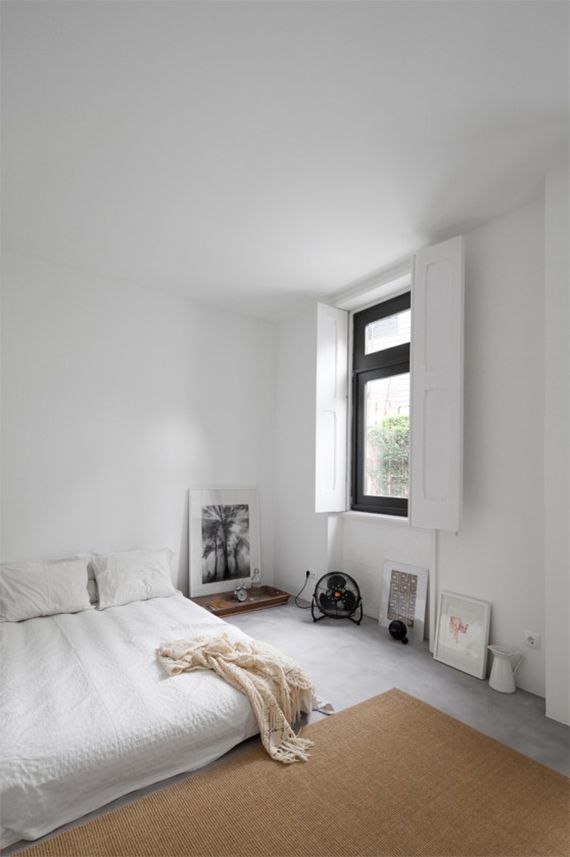 Minimalistic bedroom with bed on floor. Design by URBAstudios