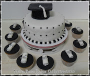 Bolo de formatura branco com poá preto. Postado por Maria Rosa às 14:44