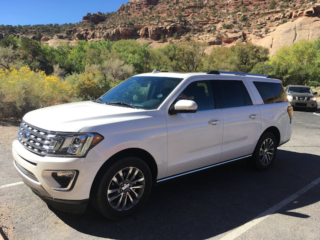 Front 3/4 view of 2018 Ford Expedition Max