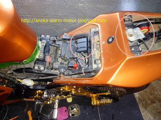 Cara pasang alarm motor pada Kawasaki Ninja 250cc Karbu Cara pasang alarm motor pada Kawasaki Ninja 250cc Karbu
