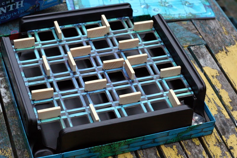 Os menores jogos clássicos do mundo – Scrabble – UNO – Baralho em miniatura  – Conjunto de 3 jogos em miniatura