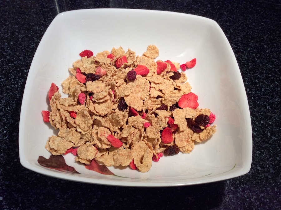 Mezcla de copos de trigo con frutos rojos, pasas y arándanos deshidratados