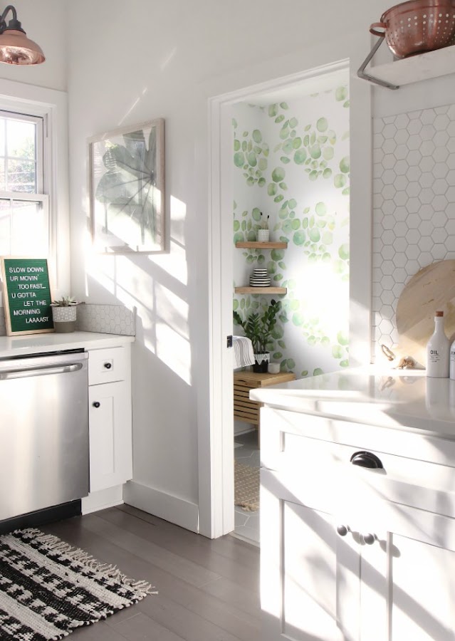 Cómo dar vida a un baño aburrido con decoración lowcost