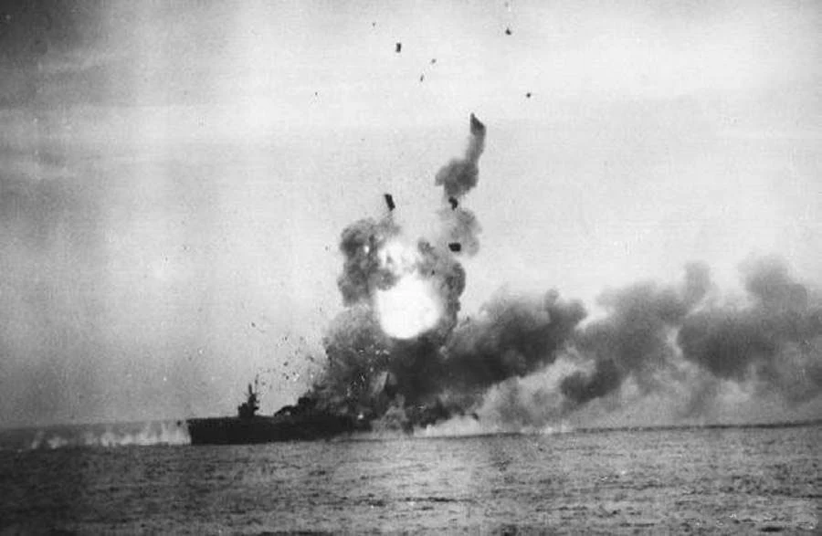 最初の神風特攻で煙を上げる護衛空母セント・ロー