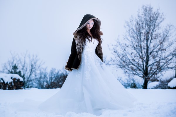 Panna Młoda w kożuchu na zimowy ślub.