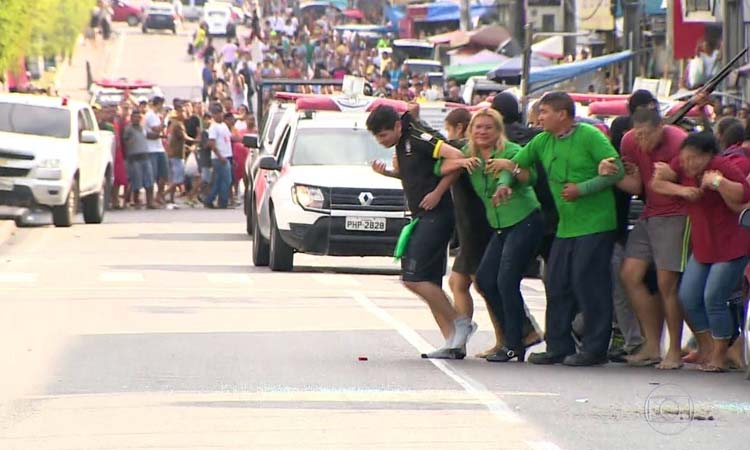 Após fazerem 25 reféns em assalto, 4 assaltantes morrem em confronto com a polícia; vídeo