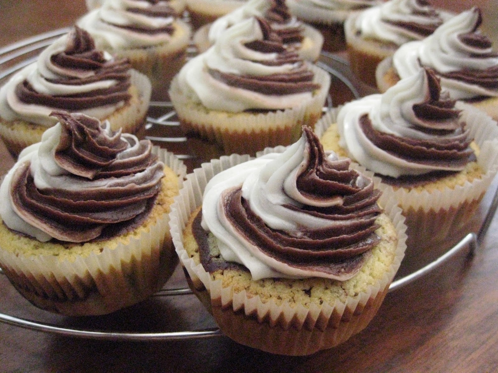 of Cookies &amp; Cakes: Zebra cupcakes with vanilla and chocolate buttercream