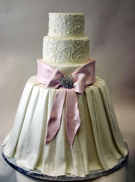 красива сватбена торта с рокля