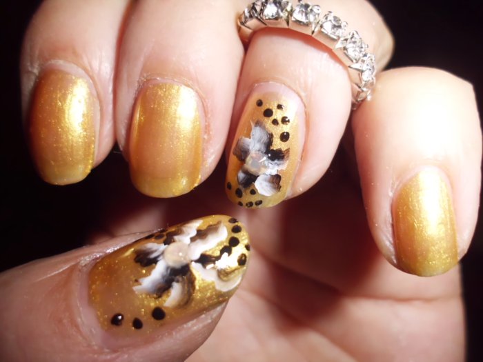 manicura dorada con perlitas