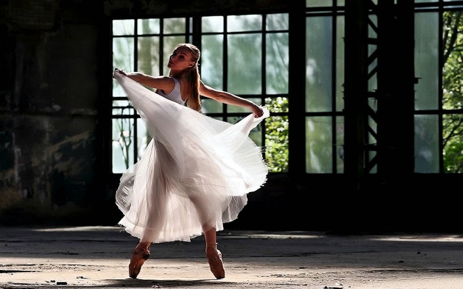 В белом платье так недолго танцевать мне. Девушка танцует в длинном платье. Танцовщица в длинном платье. Балерина в длинном платье. Балерина в пышном платье.