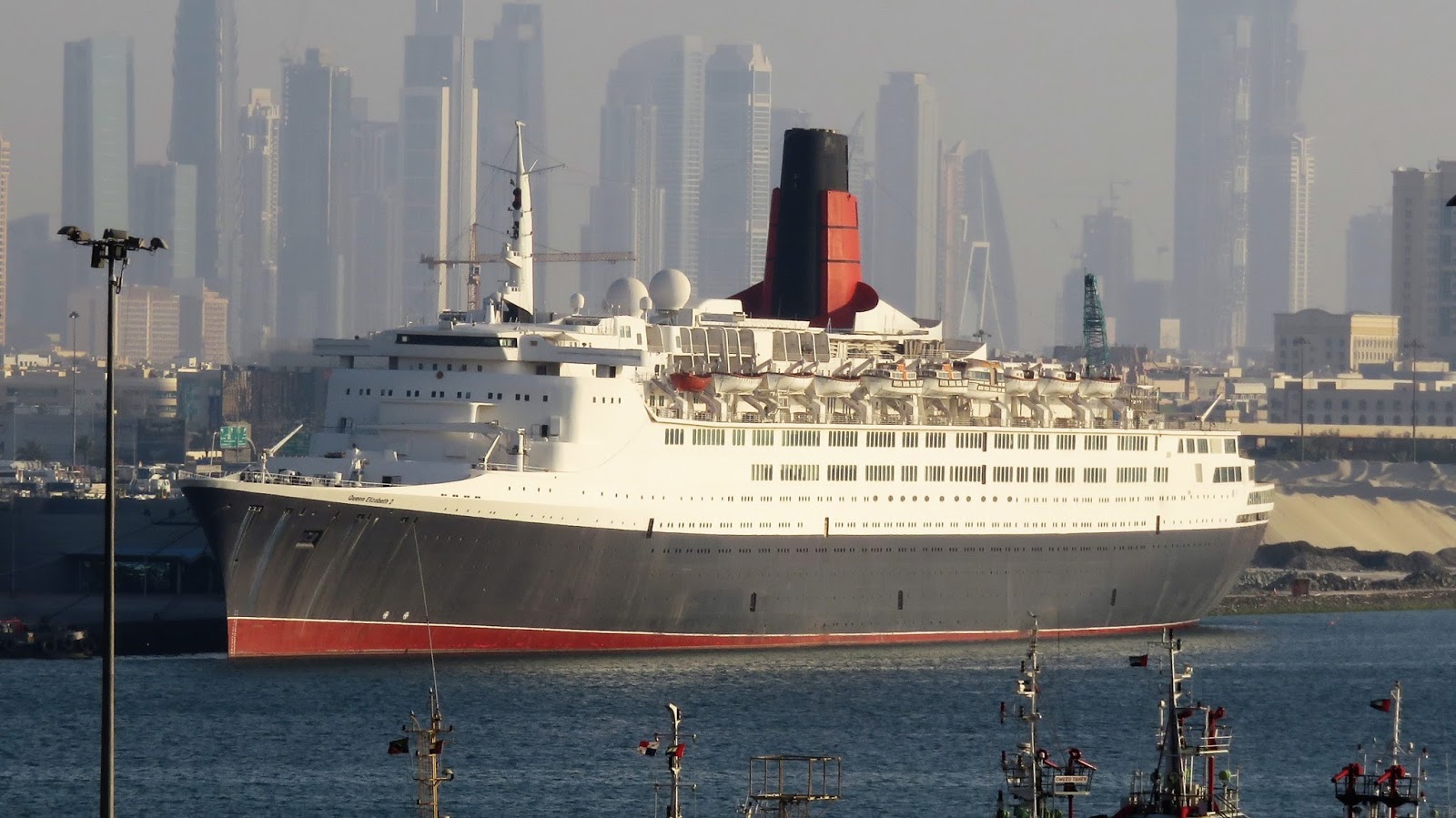 SHIPS & THE SEA BLOGUE dos NAVIOS e do MAR QE2 in Dubai