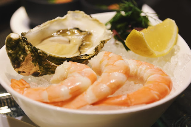 前菜各點了雞尾酒蝦和炙燒北海道干貝，雞尾酒蝦還附了一顆生蠔，擠了點萊姆汁一口吞下，生猛無比啊！蝦子也很新鮮，干貝則是中規中矩，和底下墊的配菜搭起來味道甚佳。