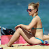 Scarlett Johansson radiante con bikini azul